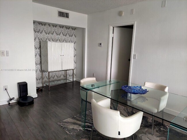 Building Photo - 3625 N Country Club Dr