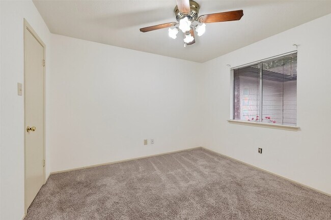 Building Photo - 21623 Crescent Heights St