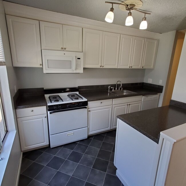 Building Photo - Convenient Livermore 1bd/1ba Ground Floor Condo- Available in April