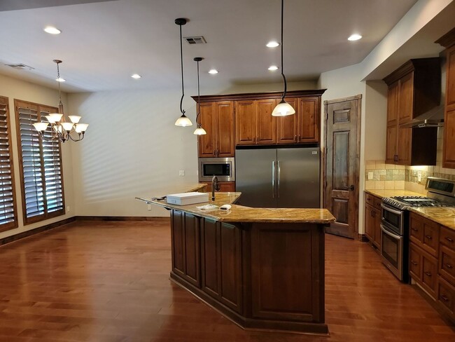 Building Photo - Stylish 4 Bedroom Home with Large Living S...