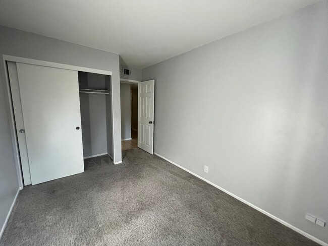 Building Photo - Cute Condo in Central Camarillo