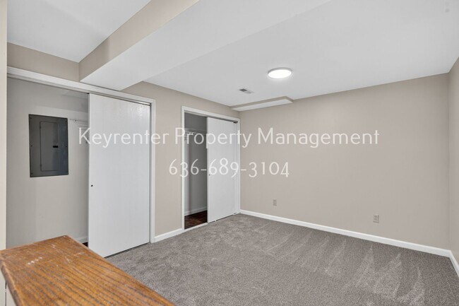 Building Photo - 357 Della Dr