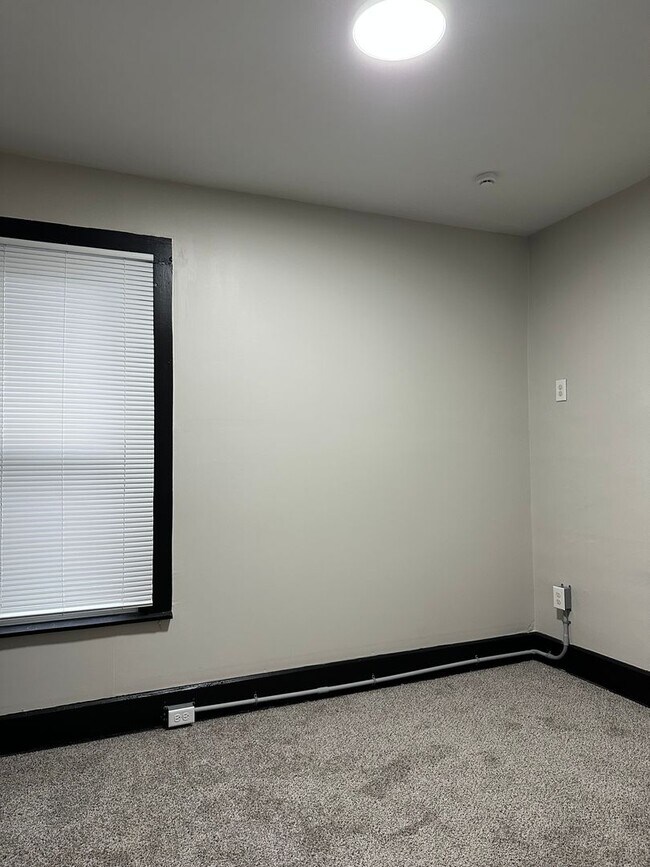 Building Photo - 98-100 N Hague Ave