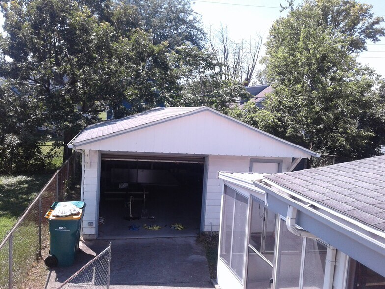 Building Photo - 3033 Mohican Ave
