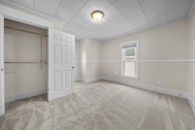 Building Photo - 1033 Helen St NE