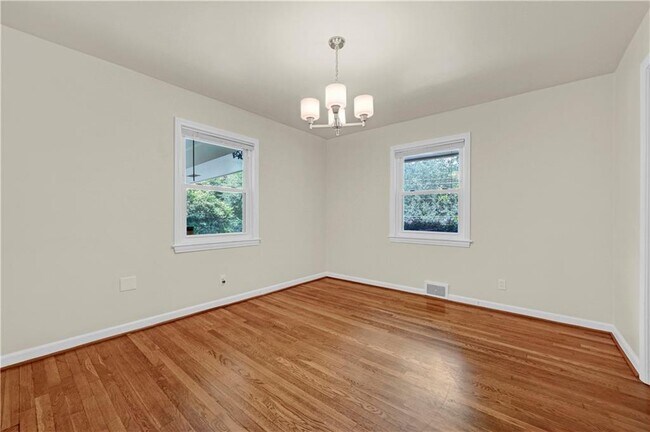 Building Photo - 2127 Desmond Dr