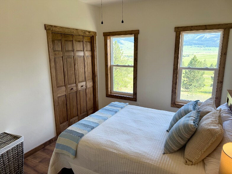 Building Photo - 27945 Island Butte Ln