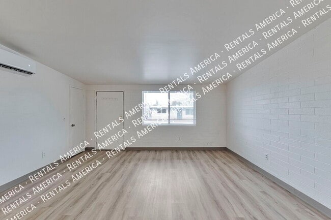 Building Photo - 3042 N Sparkman Blvd