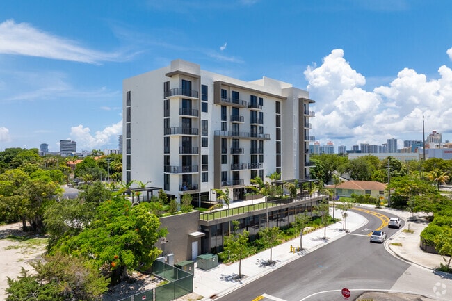 Building Photo - Oasis at Aventura