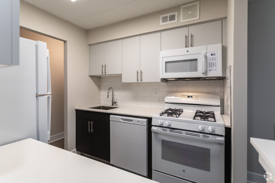 1BR, 1BA - 628SF - Kitchen - Lions Gate Apartments