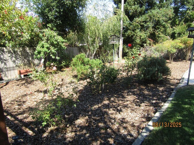 Building Photo - Beautiful single story home with amazing b...