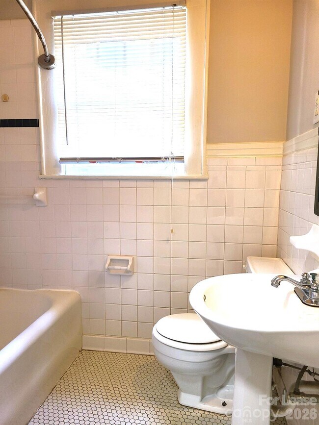 Building Photo - 1623 Fountain View St