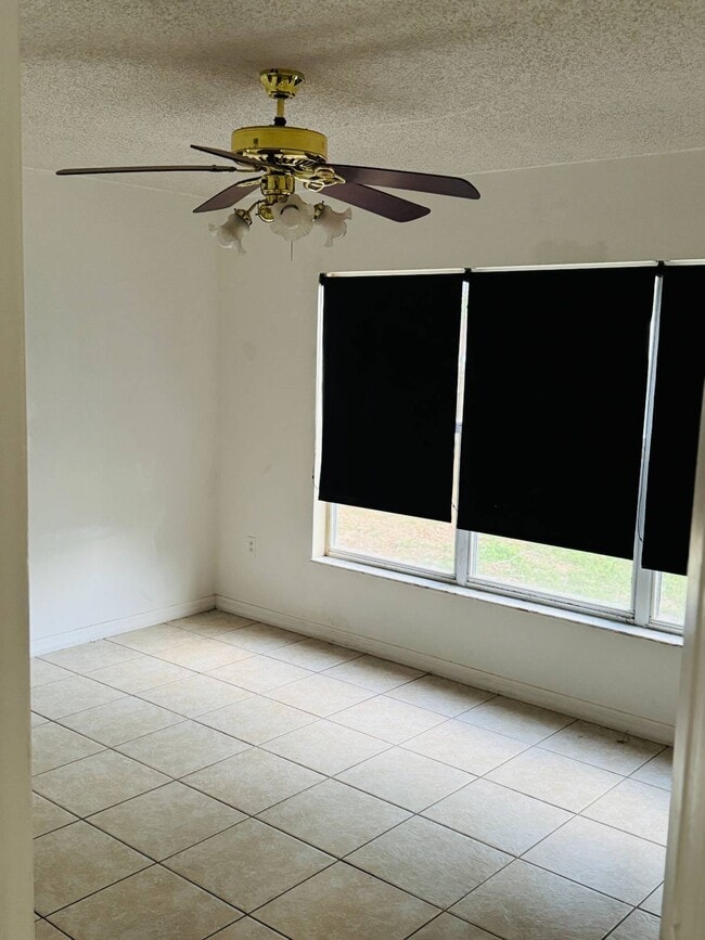 Building Photo - 810 Veronica Cir