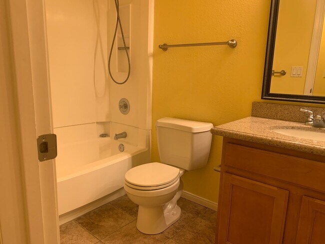 Building Photo - Beautiful upstairs condo with Washer and D...