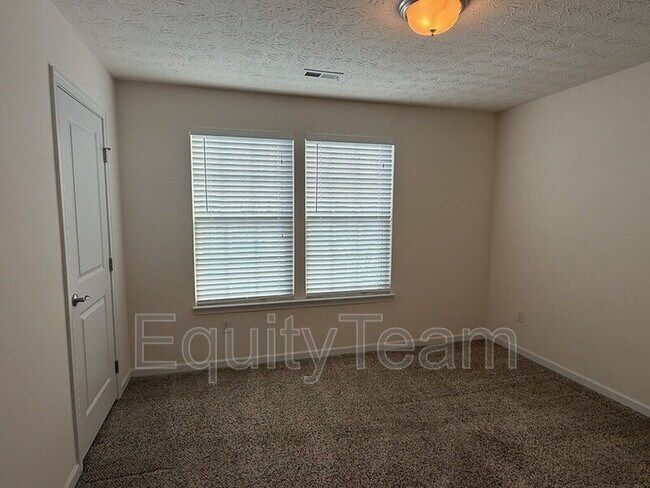 Building Photo - 5686 E Senour Dr