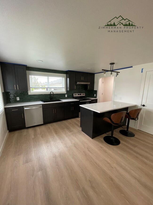 Building Photo - UPDATED 2 Bedroom, 1 Bathroom Home in Lowell