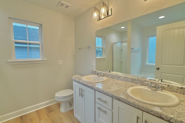 Building Photo - AVAILABLE NOW! (Pet Friendly)