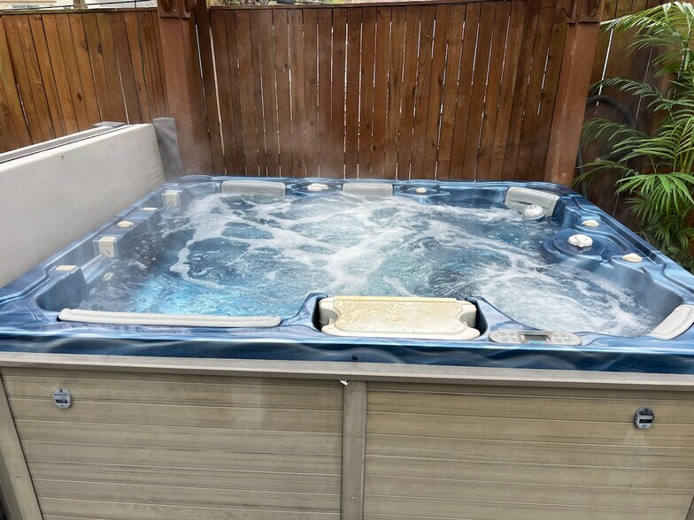 Building Photo - 642 21st St S