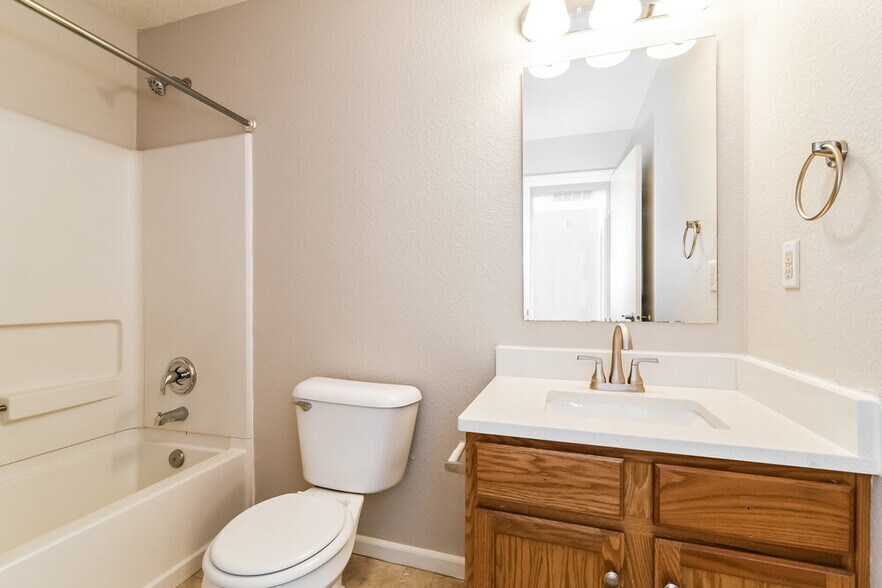 Building Photo - 2217 Westmere Dr