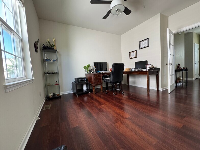 Office or flex room - 537 Prizer Ct