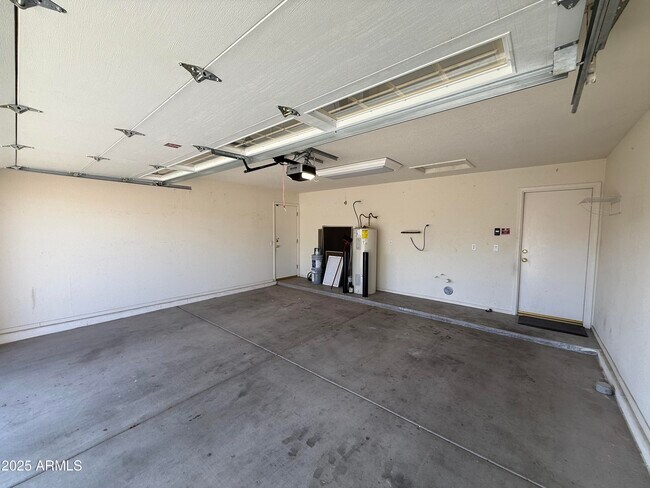 Building Photo - 843 E Sheffield Ave