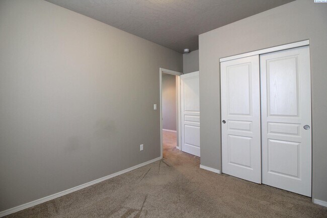 Building Photo - 3 Bed/2 Bath West Pasco Rambler