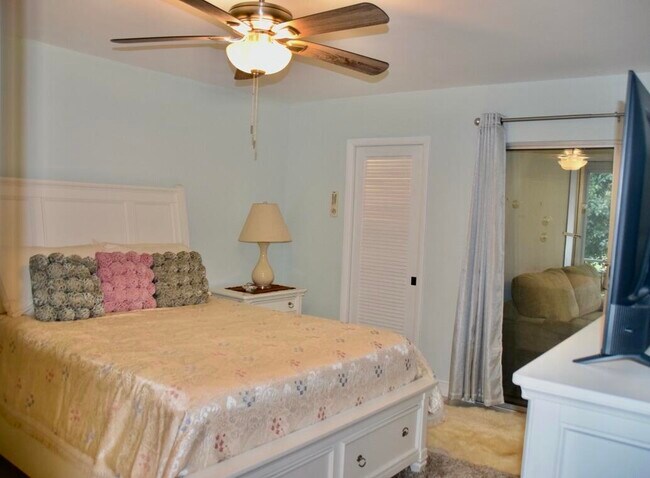 Building Photo - 364 Keswick C