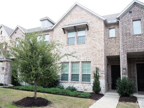 Building Photo - 3 Bed 2.5 Bath Townhouse in Farmers Branch