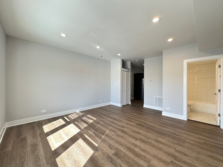 Building Photo - 3358 W Montrose Ave