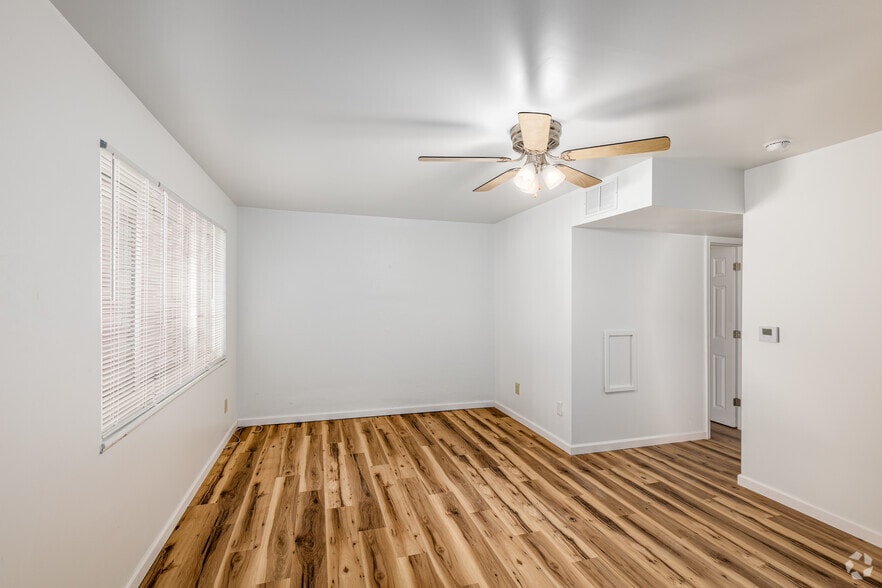 1BR, 1BA - 500SF - Living Room - Shannon Hollow Apartments