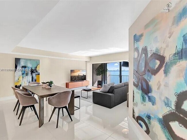 Building Photo - 1800 NE 114th St