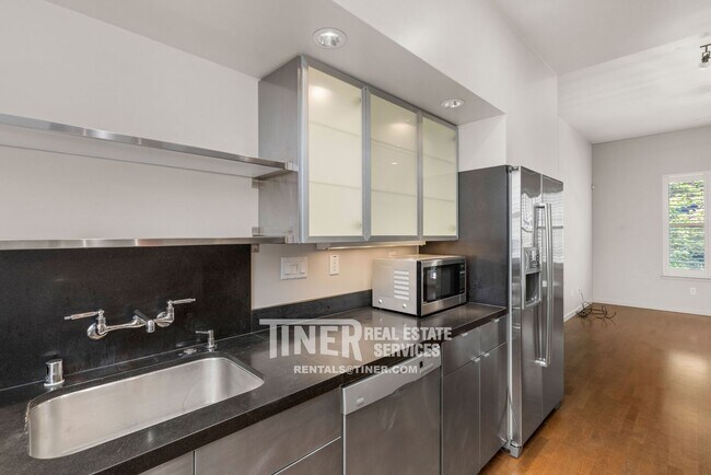Building Photo - Fabulous Midtown Brownstone