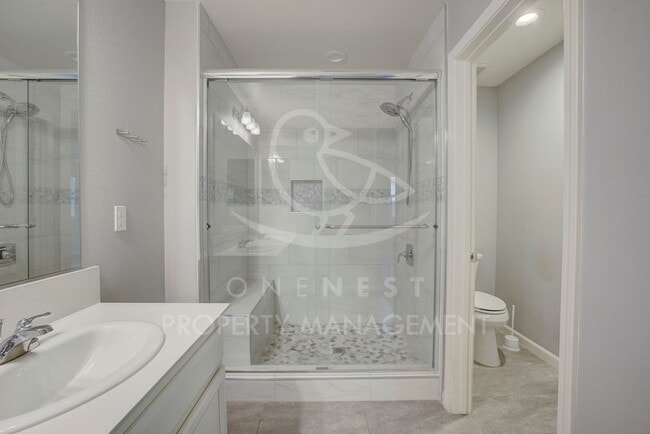 Building Photo - Beautifully maintained and modern 4-bedroom, 2-bathroom