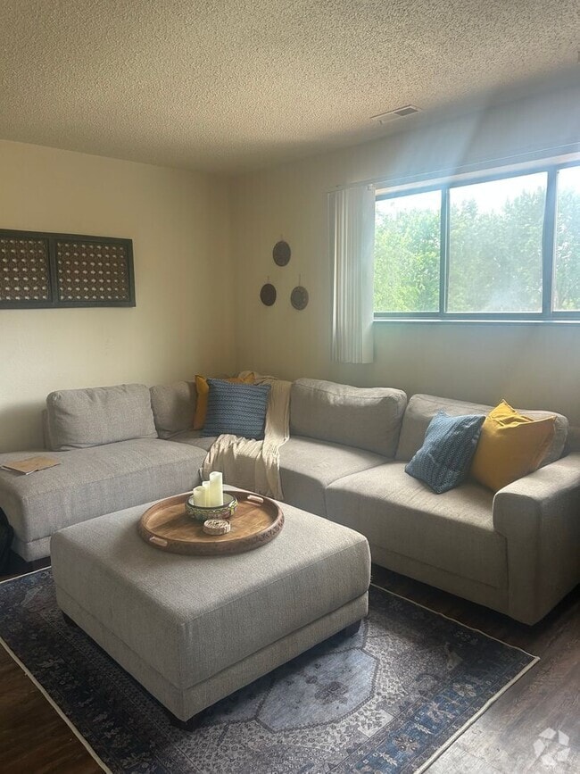 Building Photo - Great one bedroom on lower level!