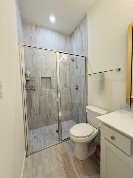 Downstairs full bath pic2 - 2604 Bucer Ct