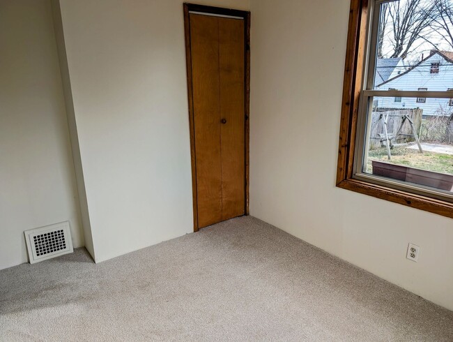 Building Photo - Adorable Belmont Home with Basement - AVAILABLE NOW!