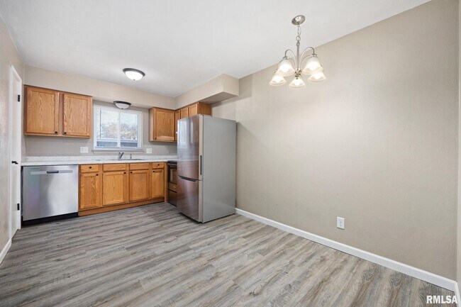 Building Photo - 2913 W Cannes Dr