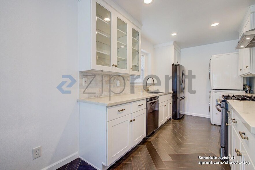 Building Photo - 9116 S Van Ness Ave