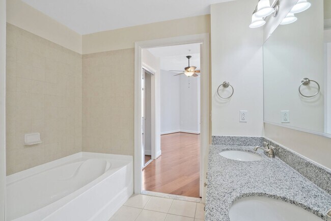 Building Photo - This luxury 2 bedroom condo has phenomenal amenities and is walking distance to the new Potomac Y...