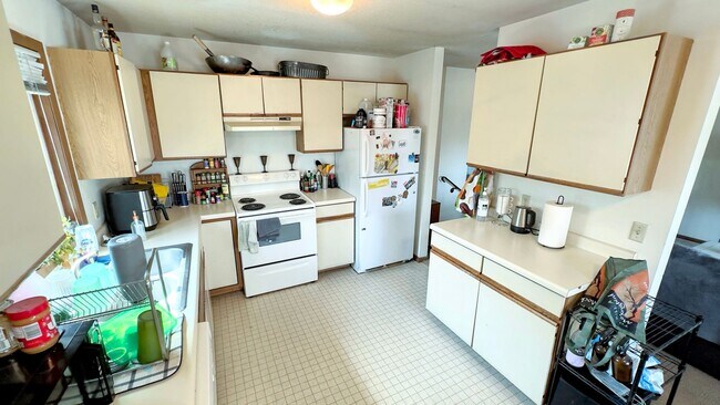 Building Photo - 3 Bed 1 Bath Apartment - Available Septemb...