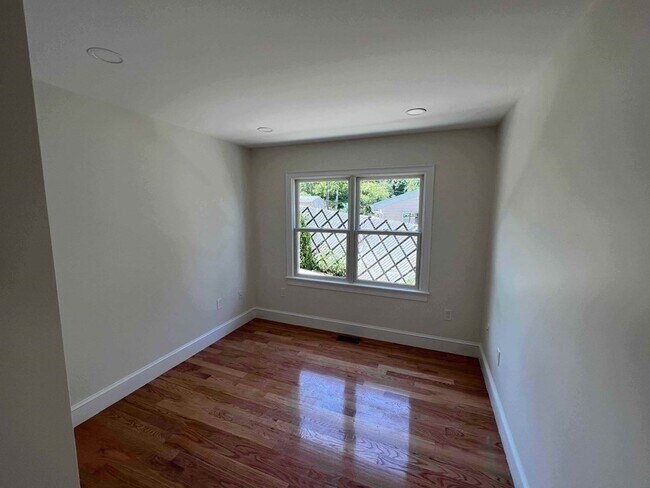 Building Photo - 570 Proctor Ave