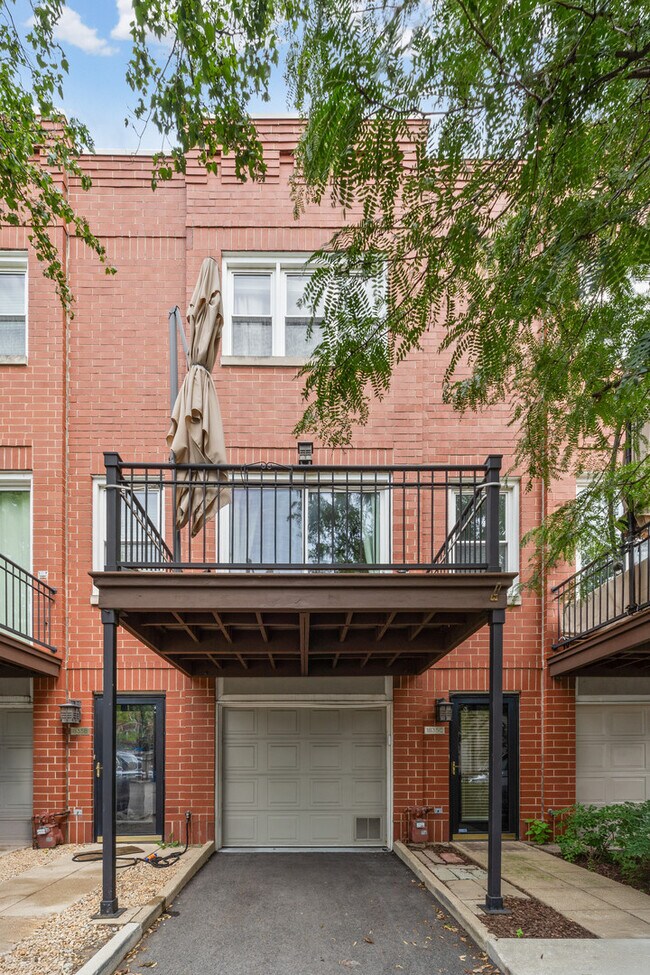 Building Photo - 1835 W Oakdale Ave