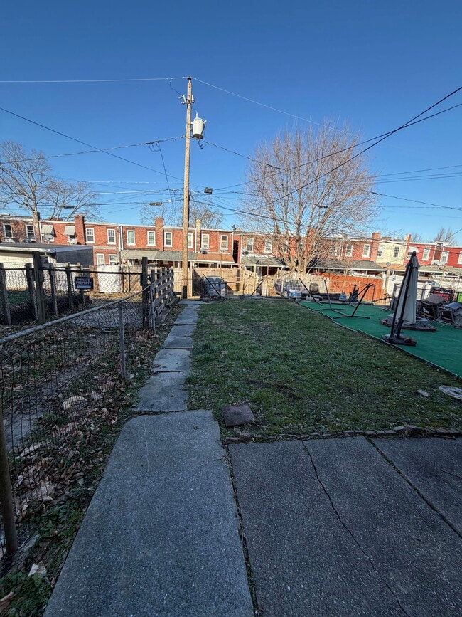 Building Photo - 631 E Madison St