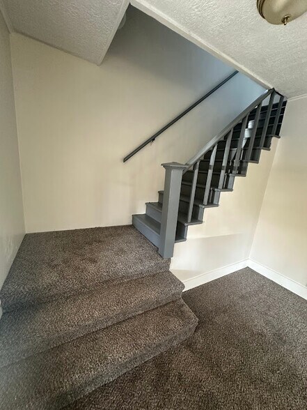 Building Photo - 11625 NW Thompson Rd