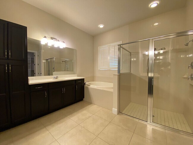 Building Photo - Exquisite 6-Bedroom Estate with Private Po...