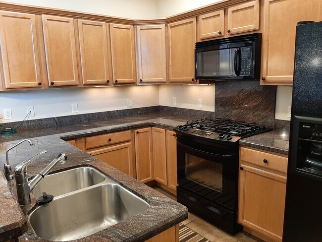 Building Photo - 135 Eaton Dr