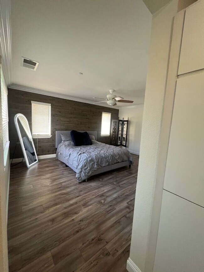 Building Photo - Beautiful, Spacious Home with solar-Desira...