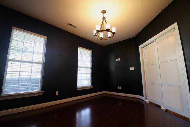 Building Photo - Fabulous Townhome In Lexington! Attached G...