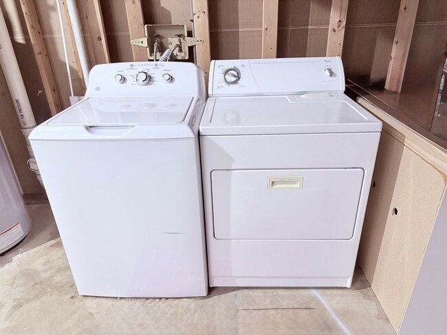 Building Photo - Luxury End Unit Townhome