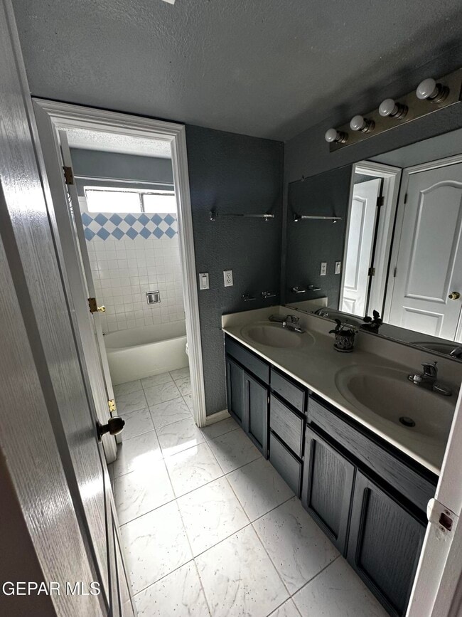 Building Photo - 3181 Queens Garden Cir